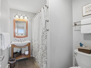 Een douche, een bubbelbad, een haardroger, handdoeken