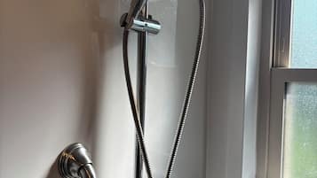 Een haardroger, handdoeken, zeep, toiletpapier