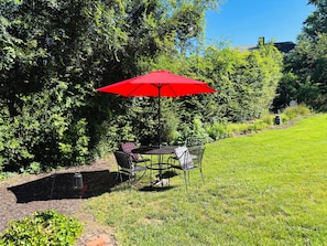 Outdoor dining - Cozy Pet Friendly House in a Quiet Neighborhood Outside the City of Wilmington (Wilmington)