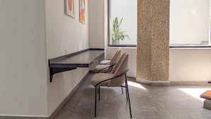 Un interno moderno con una zona salotto, una finestra vista e opere d'arte alle pareti.