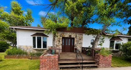 Charming Moore Home. Pet Friendly, Spacious & Comfortable for Families