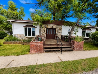 Charming Moore Home. Pet Friendly, Spacious & Comfortable for Families