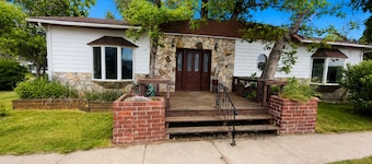 Charming Moore Home. Pet Friendly, Spacious & Comfortable for Families