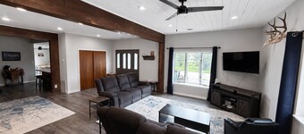 Charming Moore Home. Pet Friendly, Spacious & Comfortable for Families