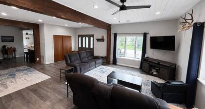 Charming Moore Home. Pet Friendly, Spacious & Comfortable for Families
