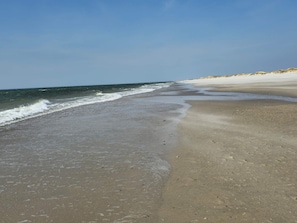 A beach with a sandy shore, waves, and a clear sky. - 4 Star Holiday Home in Blavand (Blavand)