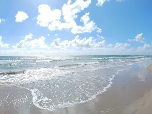 A beach with waves, a clear sky, and clouds. - 4 Star Holiday Home in Blavand (Blavand)