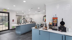 Café moderno com balcão, área de estar e vista para o exterior.
