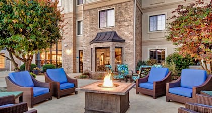 Accessible 1BR Suite w/ Tub | Hot Breakfast + Pool