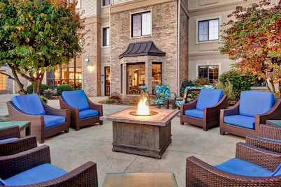 Accessible 1BR Suite w/ Tub | Hot Breakfast + Pool