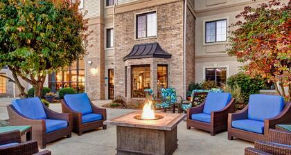 Accessible 1BR Suite w/ Tub | Hot Breakfast + Pool