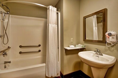 Accessible 1BR Suite w/ Tub | Hot Breakfast + Pool