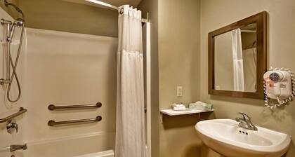 Accessible 1BR Suite w/ Tub | Hot Breakfast + Pool