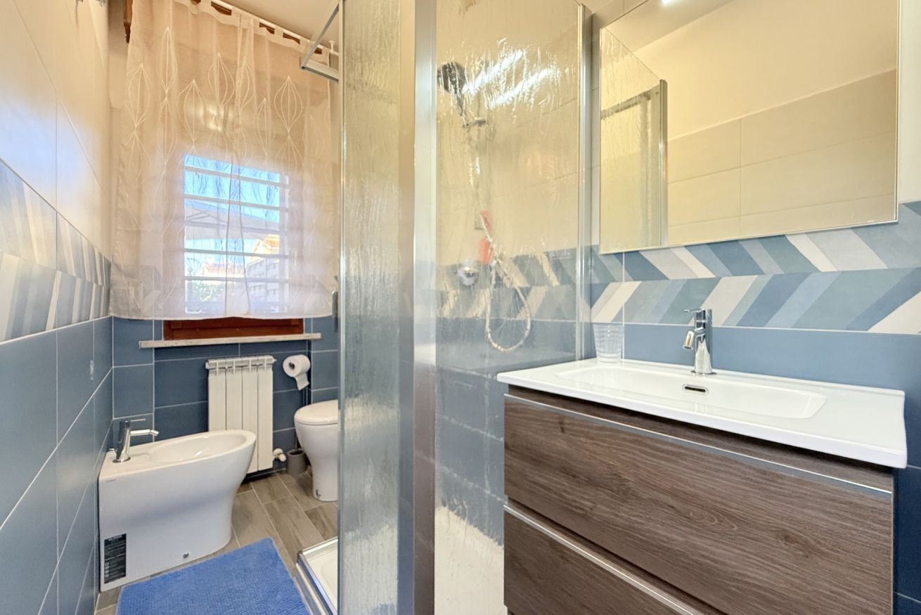 Shower, bidet, towels