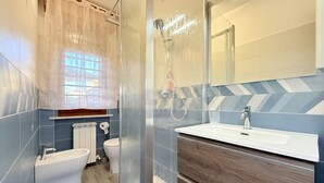 A bathroom with a bathtub, toilet, and sink. - SE273 – Senigallia, studio apartment near the sea (Senigallia)