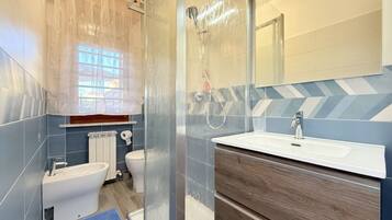 Shower, bidet, towels