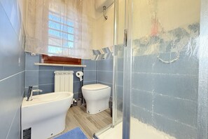 A bathroom with a bathtub, toilet, and shower. - SE273 – Senigallia, studio apartment near the sea (Senigallia)