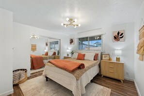 Room - Modern Mid-Century Close to Lake, Silverwood, Central to everything CDA offers! (Coeur d'Alene)