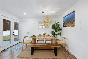 Dining - Modern Mid-Century Close to Lake, Silverwood, Central to everything CDA offers! (Coeur d'Alene)