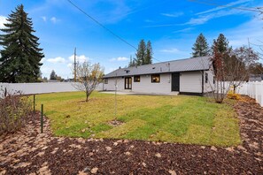 Exterior - Modern Mid-Century Close to Lake, Silverwood, Central to everything CDA offers! (Coeur d'Alene)
