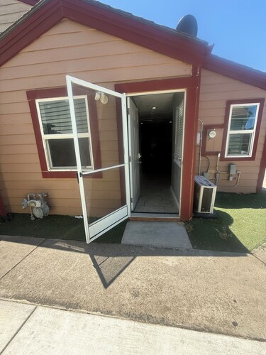 Beautiful studio with AC -head in charming Antioch private entry fully furnished