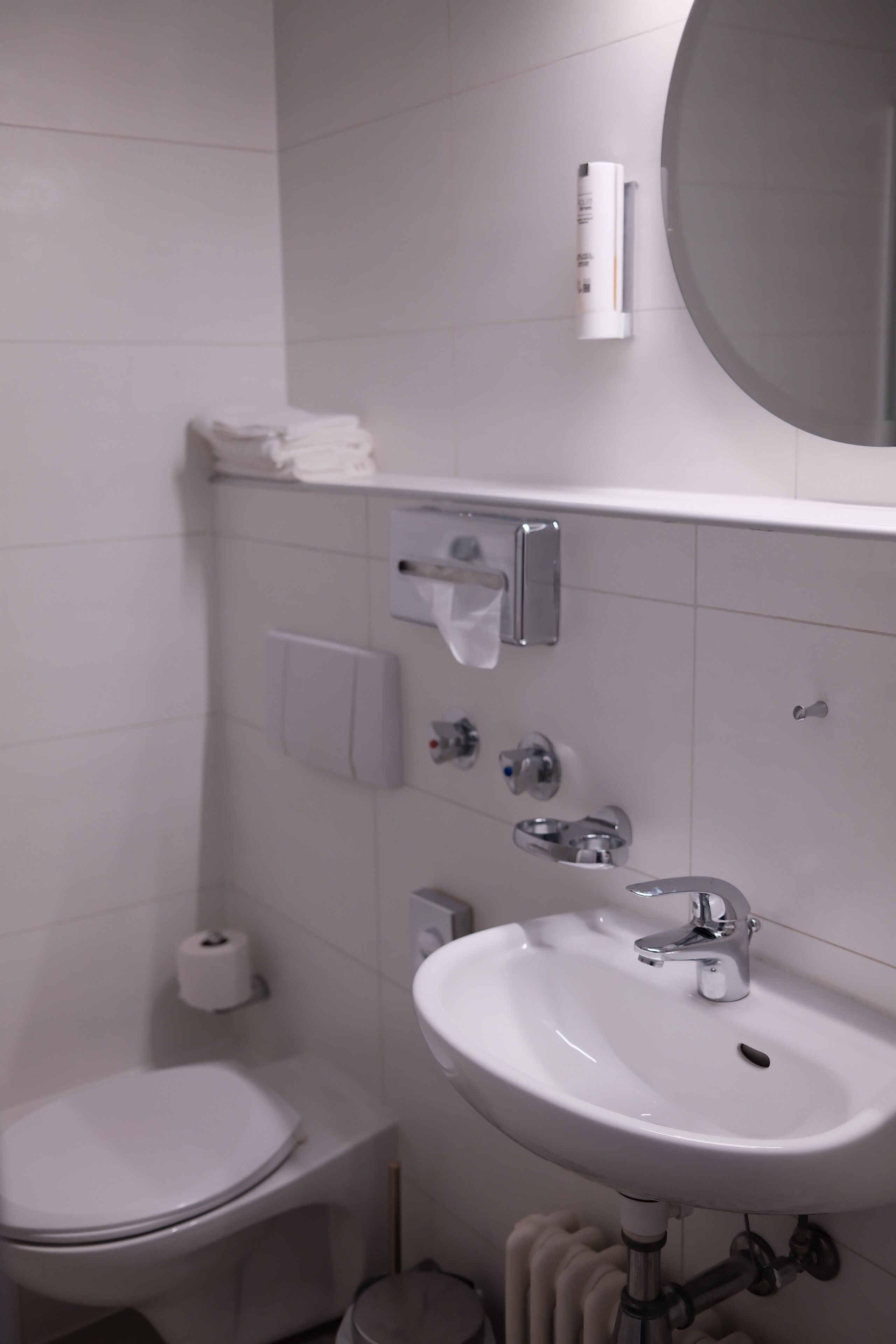Sèche-cheveux, serviettes fournies, shampoing, papier toilette