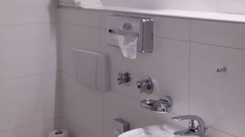 SĂšche-cheveux, serviettes fournies, shampoing, papier toilette