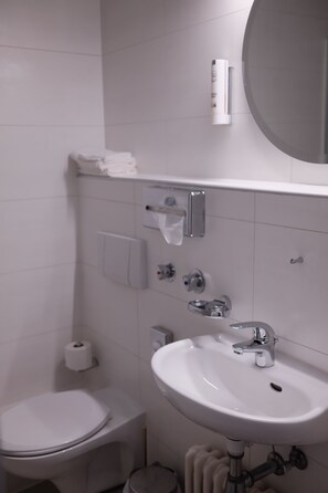 Sèche-cheveux, serviettes fournies, shampoing, papier toilette