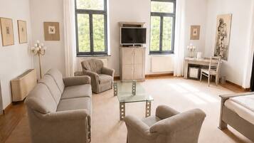 Junior-Doppelzimmer, Stadtblick | Schreibtisch, laptopgeeigneter Arbeitsplatz, kostenloses WLAN