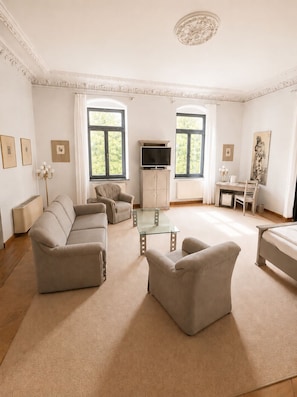 Quarto casal júnior, vista para a cidade | Escrivaninha, espaço de trabalho para notebook, Wi-Fi de cortesia