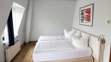 Basic-Doppelzimmer, Stadtblick | Schreibtisch, laptopgeeigneter Arbeitsplatz, kostenloses WLAN