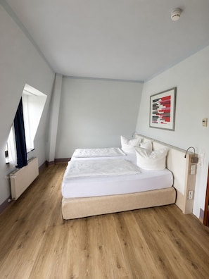 Quarto casal básico, vista para a cidade | Escrivaninha, espaço de trabalho para notebook, Wi-Fi de cortesia