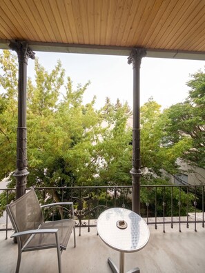Chambre Double, vue cour intérieure | Enceinte de l’hébergement