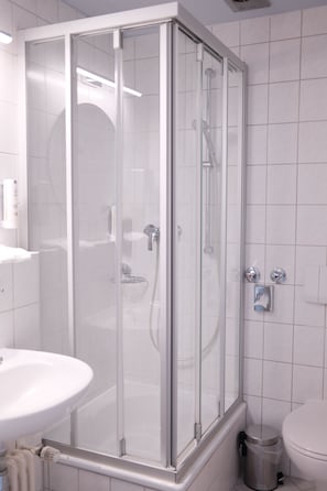Sèche-cheveux, serviettes fournies, shampoing, papier toilette