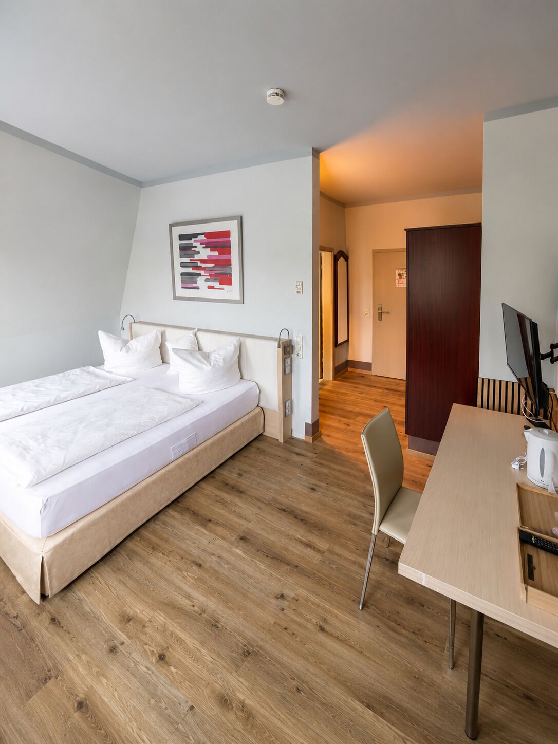Quarto casal básico, vista para a cidade | Escrivaninha, espaço de trabalho para notebook, Wi-Fi de cortesia