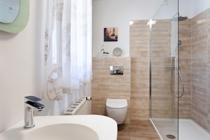 Ein modernes Badezimmer mit Dusche, Toilette und Waschbecken.