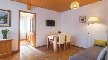 Superior Apartment, Garden View | Living area