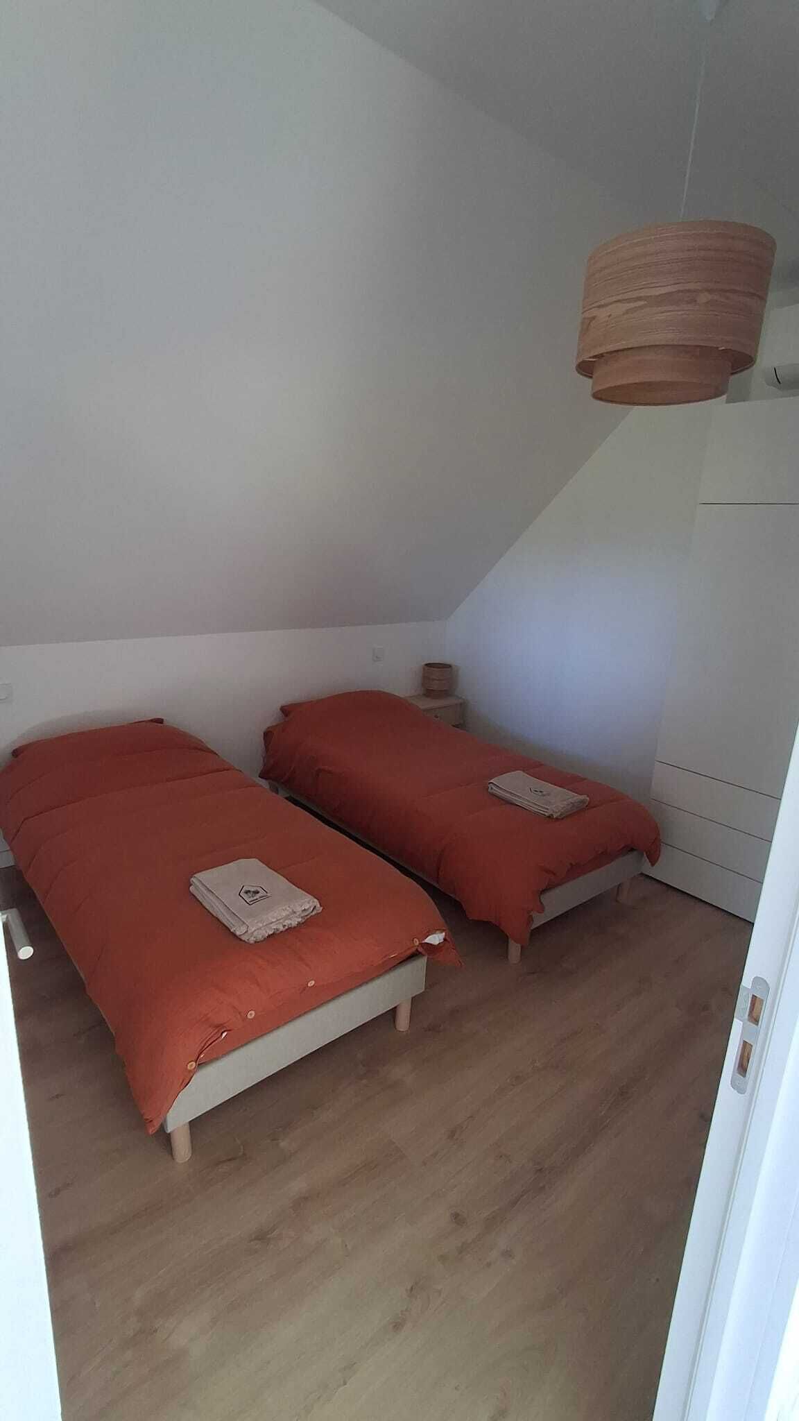 2 bedrooms, travel crib, bed sheets
