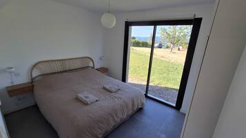 2 chambres, lit parapluie, draps fournis