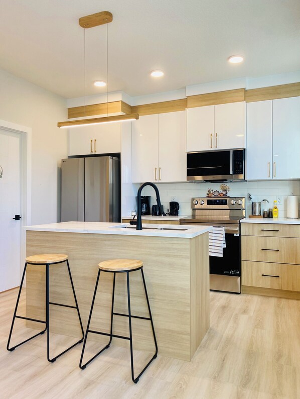 Private kitchen - *Brand New BUDGET*Sleep 6*Downtown 5 MINS* (Edmonton)