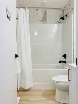 Bathroom - *Brand New BUDGET*Sleep 6*Downtown 5 MINS* (Edmonton)