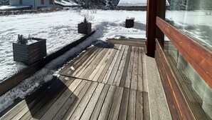 A wooden deck with a view of a snowy landscape and mountains. - Pragelato Weekend (pragelato)