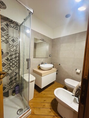 Douche, sèche-cheveux, bidet, serviettes fournies