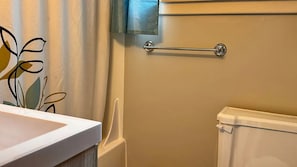 Serviettes fournies, papier toilette