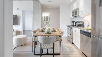 Fridge, microwave, oven, stovetop