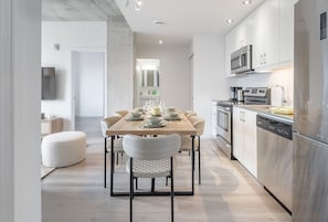 Coffee/tea maker, fridge, microwave, oven - Prime Old Port Stay | Gym and Parking (Montreal)