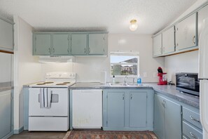 Private kitchen - Country Home, Extended Stay,  Sleeps 5 (Wallis)