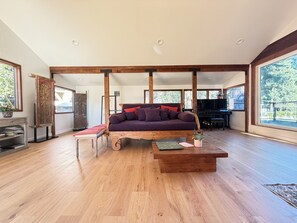 Living area - Beautiful Home in Muir Woods - Pool, Forest, Stunning Views (Mill Valley)