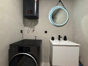 Chuveiro, secador de cabelo, toalhas de banho, sabonete