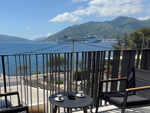 Seafront apartment in pleasant Donja Lastva
